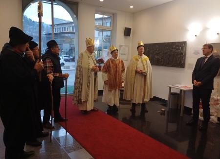 Ravenski koledniki prepevali kolednice v Mestni hiši (8)